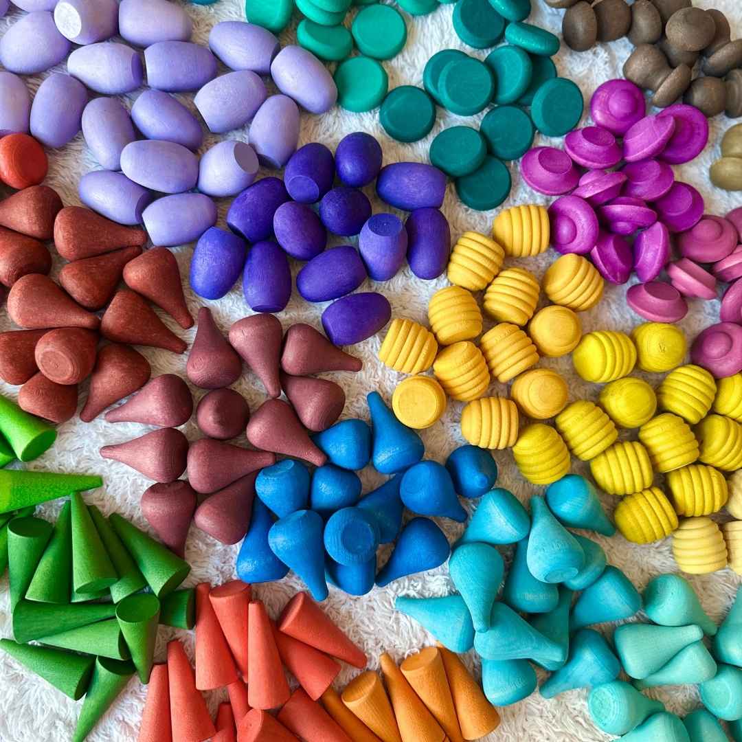 Bunte Holzteile sortiert nach Farben