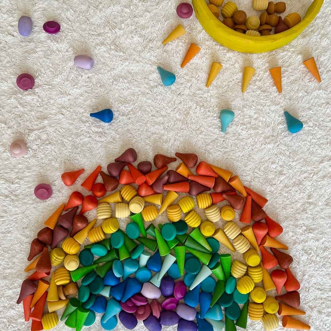 Bunte Holzteile als Regenbogen gelegt