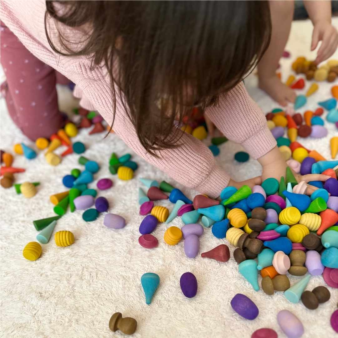 Kinder spielen mit bunten Holzteilen