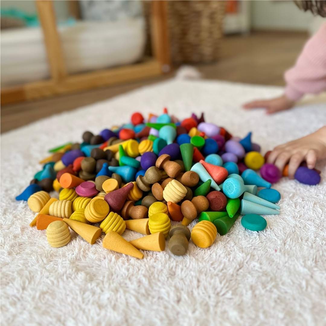 Bunte Holzteile auf einem Haufen