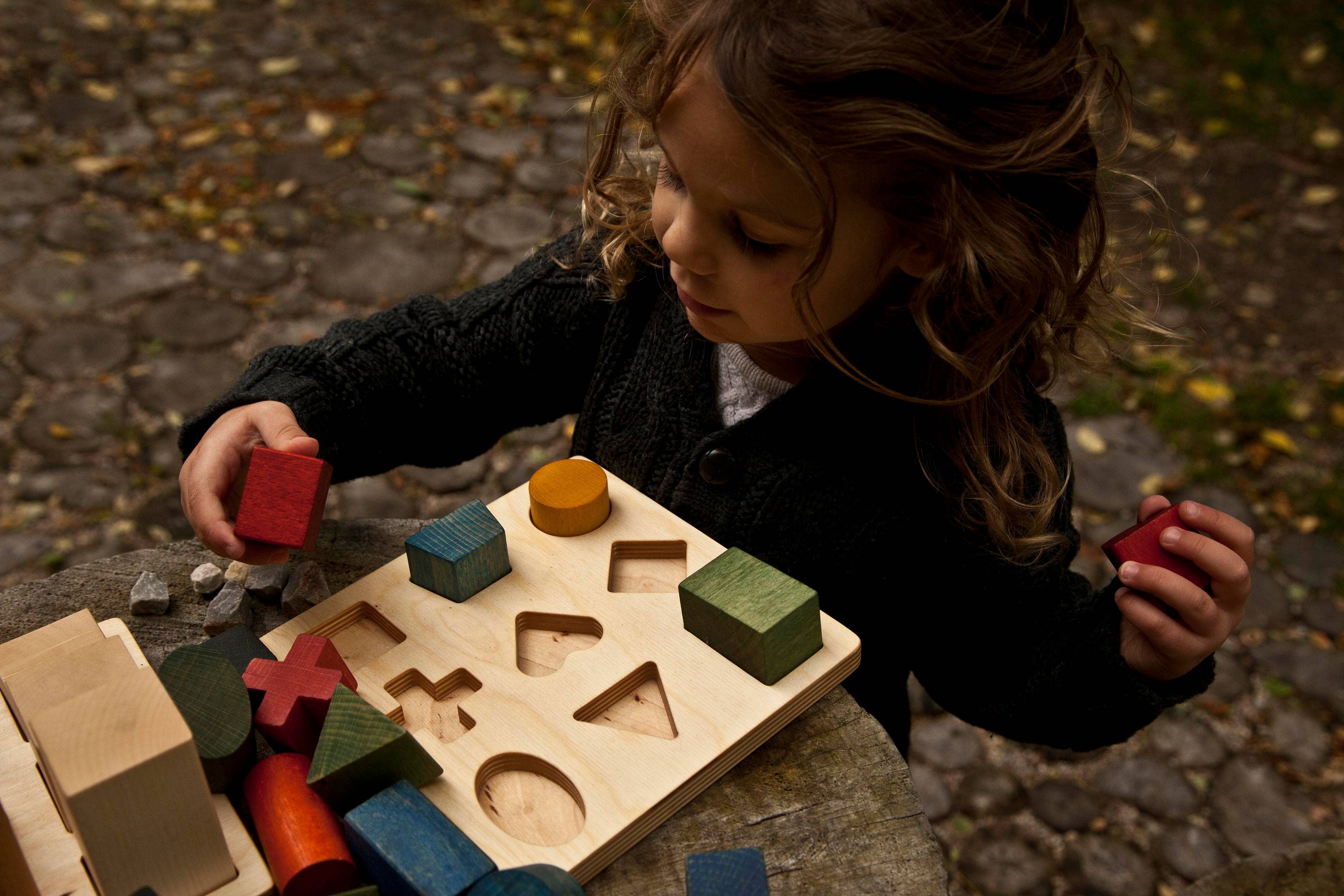 Montessori-Steckspiel – Geometrische Formen spielerisch erkunden