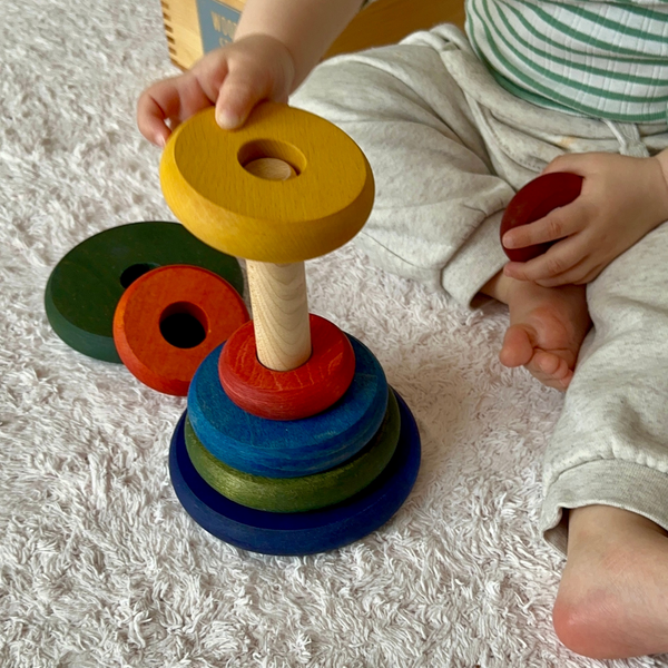 Montessori Stapelturm aus Naturholz – Regenbogenfarben