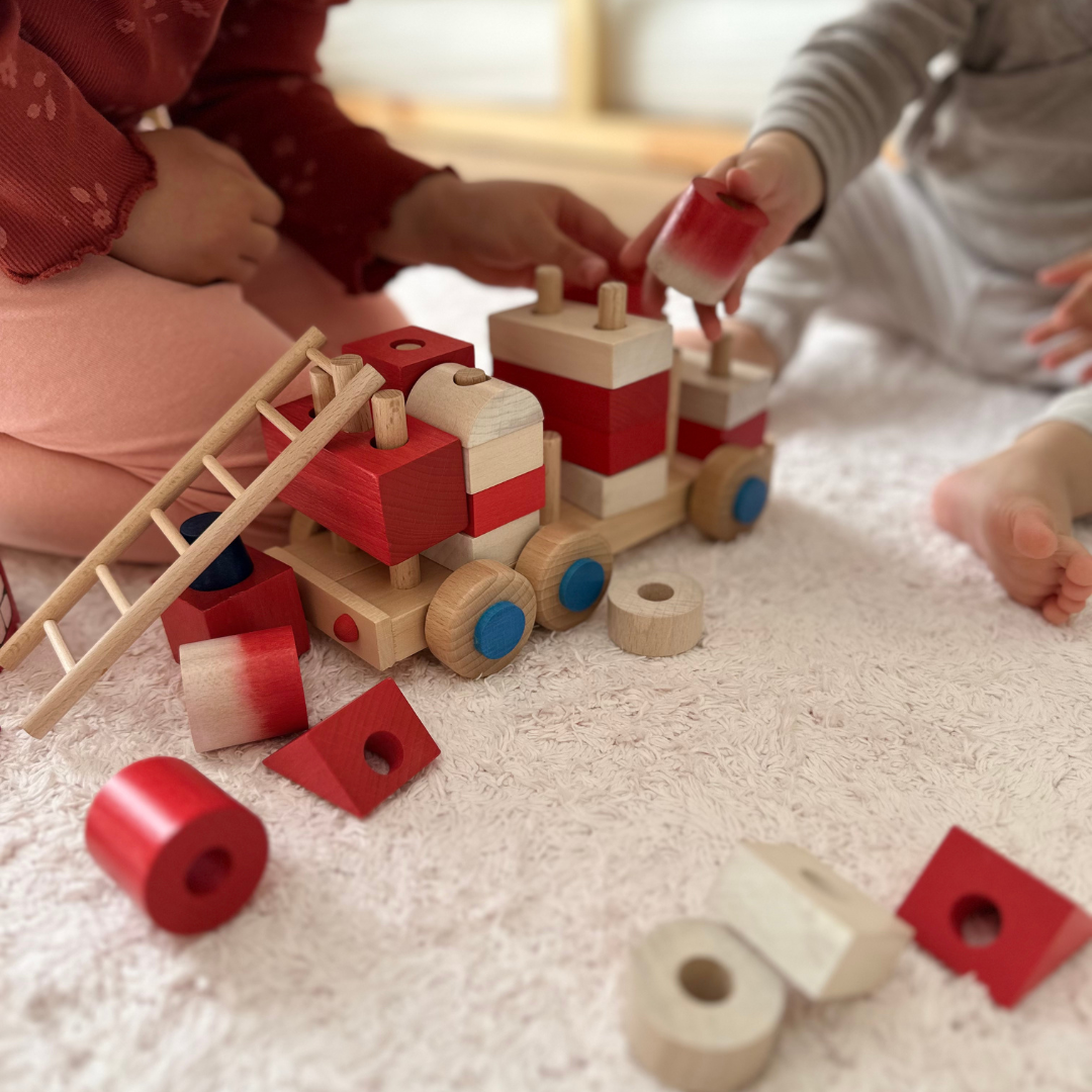 Feuerwehrauto aus Holz – Steckspielzeug (33-teilig)