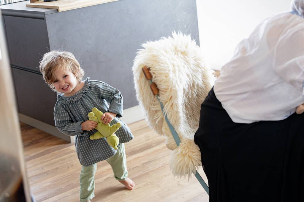 Waldorfpuppe LOLO moos – Weiche Begleiter für kleine Kinder