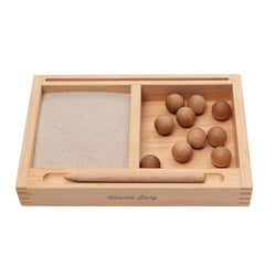 Montessori Sandschale mit Karteikartenhalter, inklusive Sand und Kugeln