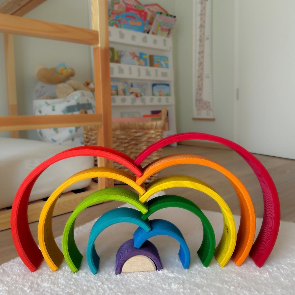 Großer Montessori Regenbogen aus Holz im Kinderzimmer – pädagogisches Holzspielzeug