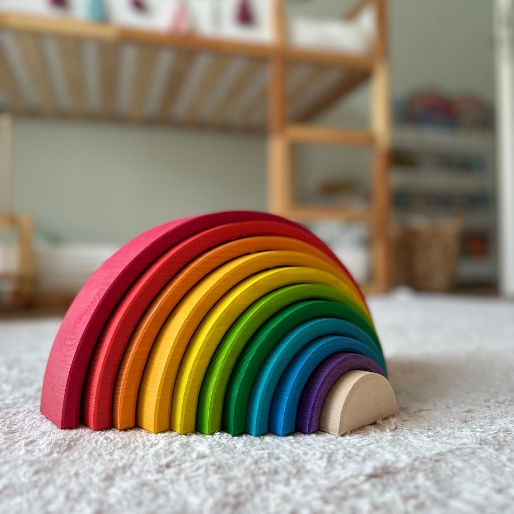 Detailansicht des großen Montessori Regenbogens aus Holz – nachhaltiges Holzspielzeug