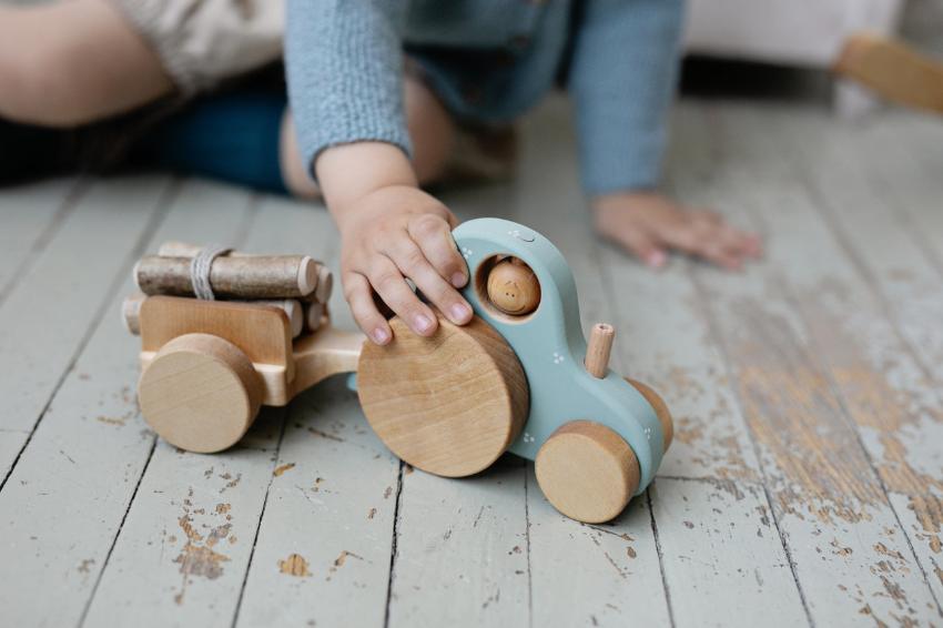 Spielzeug Traktor aus Holz im Kinderzimmer – nachhaltiges Spielzeug für kleine Entdecker